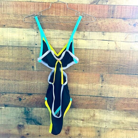 NWOT Victoria’s Secret Beach Sexy Cut Out One Piece Bathing Suit - Picture 5 of 9